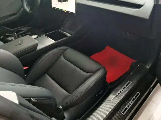 Tesla Model 3 — Фото автомобиля 24