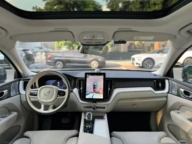 Volvo XC60 — Фото автомобиля 8