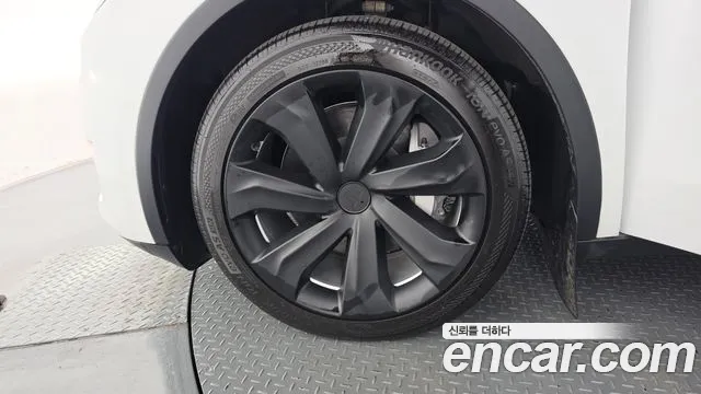Tesla Model Y — Фото автомобиля 5