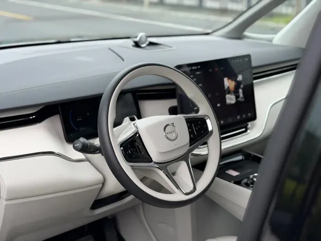 Volvo EM90 — Фото автомобиля 27