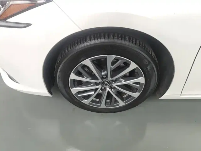 Lexus ES — Фото автомобиля 22