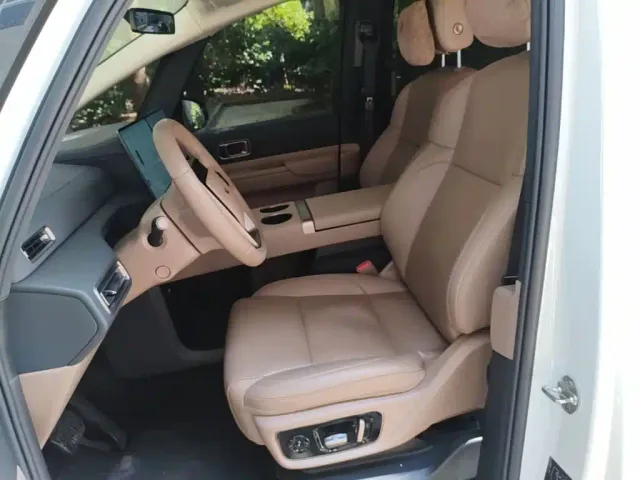 Li Auto MEGA — Фото автомобиля 14