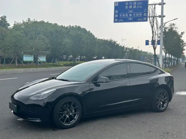 Фотография автомобиля — Tesla Model 3