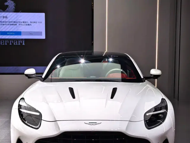 Aston Martin DB12 — Фото автомобиля 2