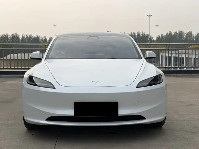 Tesla Model 3 — Фото автомобиля 2