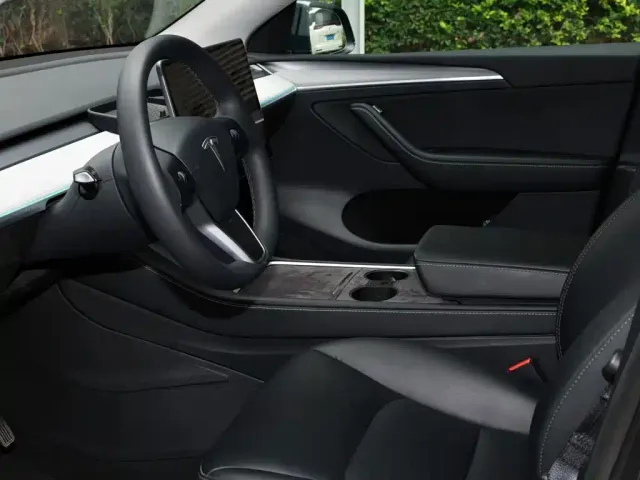Tesla Model Y — Фото автомобиля 4
