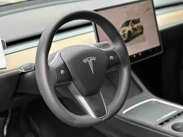 Tesla Model Y — Фото автомобиля 12
