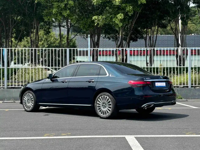 Mercedes-Benz E-Class — Фото автомобиля 4