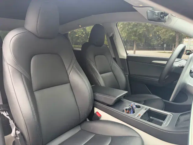 Tesla Model Y — Фото автомобиля 12