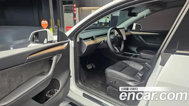 Tesla Model Y — Фото автомобиля 8