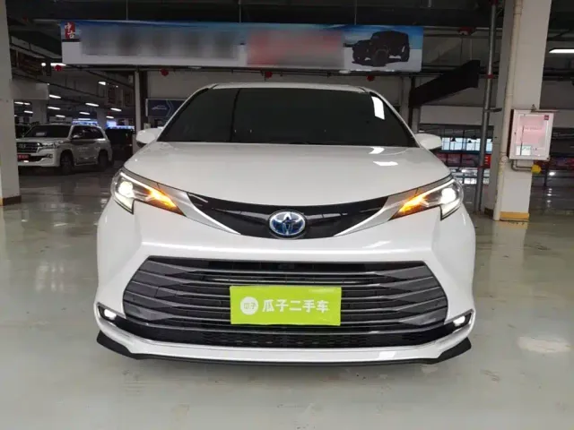 Toyota Sienna — Фото автомобиля 2