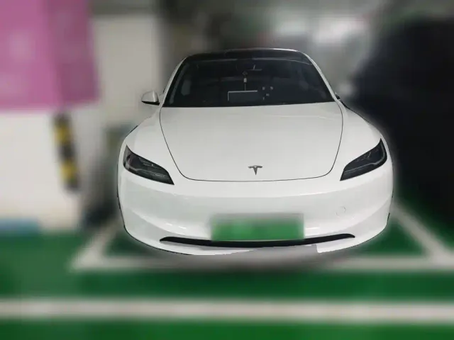 Tesla Model 3 — Фото автомобиля 2