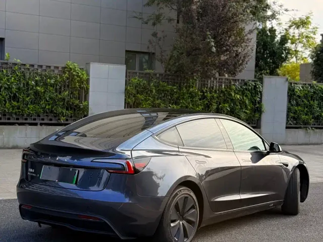 Tesla Model 3 — Фото автомобиля 4