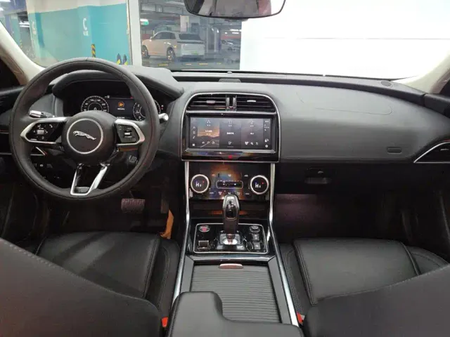 Jaguar XEL — Фото автомобиля 12