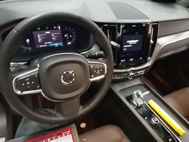 Volvo XC60 — Фото автомобиля 9