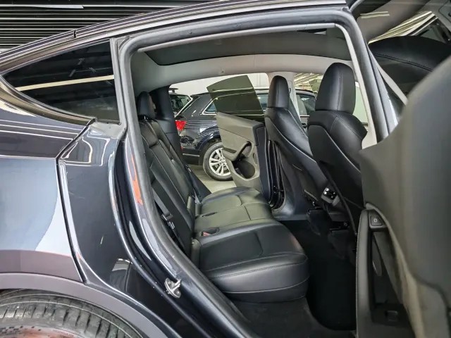 Tesla Model Y — Фото автомобиля 15