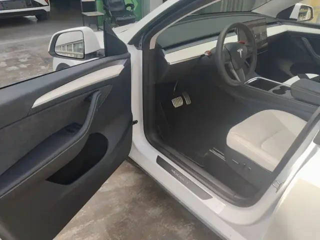Tesla Model Y — Фото автомобиля 15