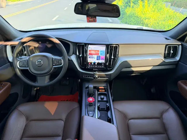 Volvo XC60 — Фото автомобиля 4