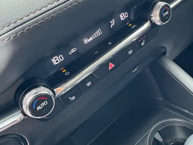 Mazda Axela — Фото автомобиля 9