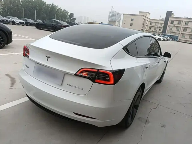 Tesla Model 3 — Фото автомобиля 6