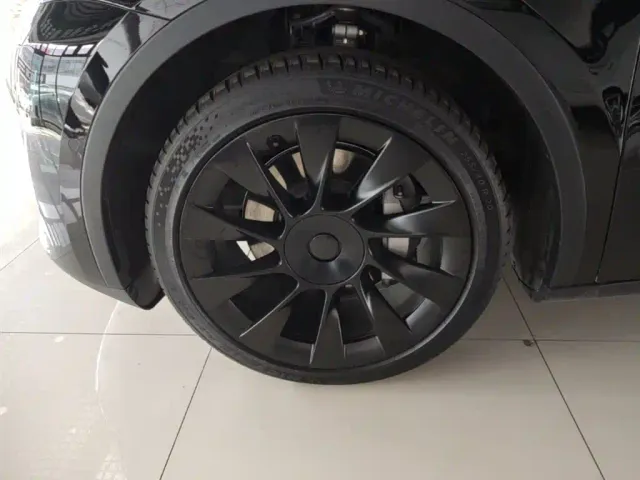 Tesla Model Y — Фото автомобиля 22