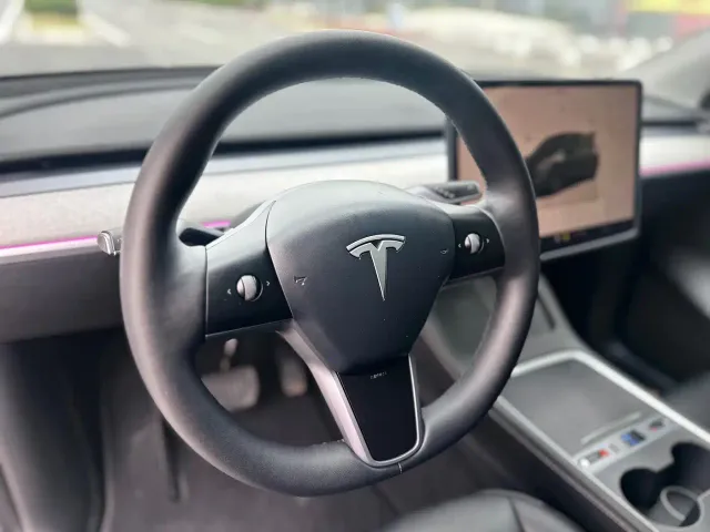 Tesla Model Y — Фото автомобиля 6