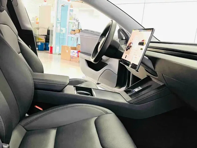 Tesla Model 3 — Фото автомобиля 6