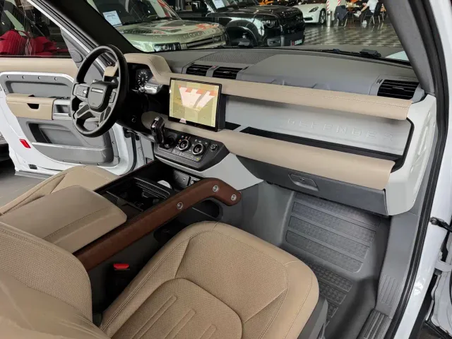 Land Rover Defender — Фото автомобиля 10
