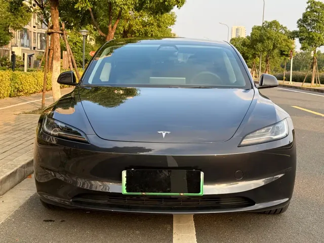 Tesla Model 3 — Фото автомобиля 2
