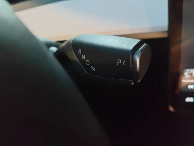Tesla Model 3 — Фото автомобиля 6