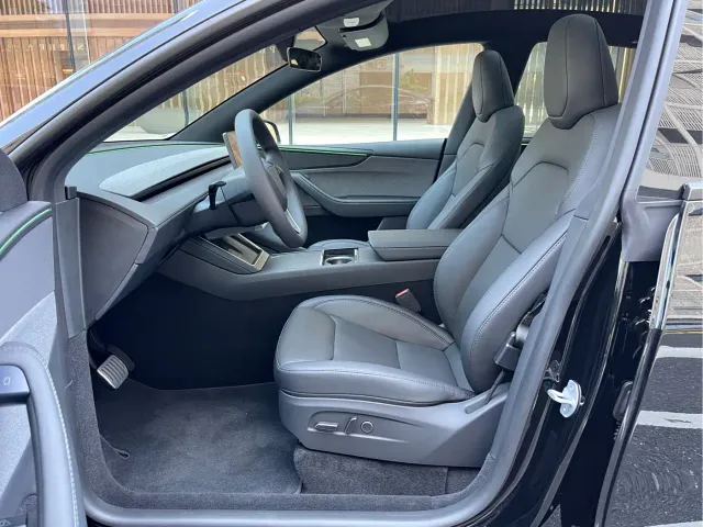 Tesla Model Y — Фото автомобиля 13
