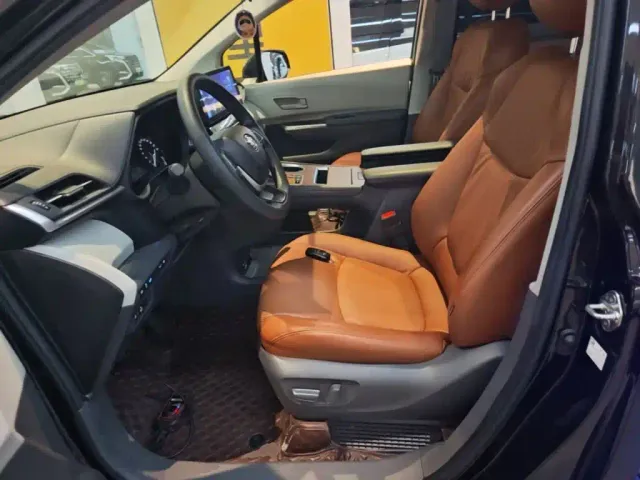 Toyota Sienna — Фото автомобиля 14