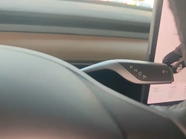 Tesla Model Y — Фото автомобиля 13