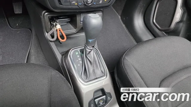Jeep Renegade — Фото автомобиля 8
