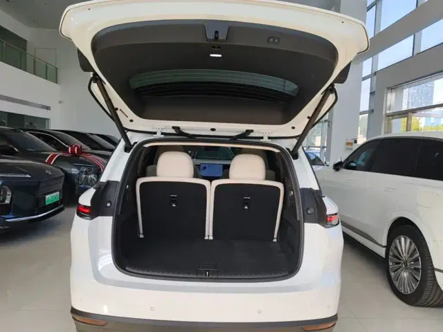 Li Auto i8 — Фото автомобиля 18