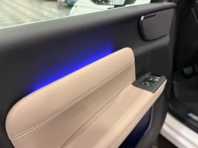 Volvo XC70 Plug-in Hybrid — Фото автомобиля 11