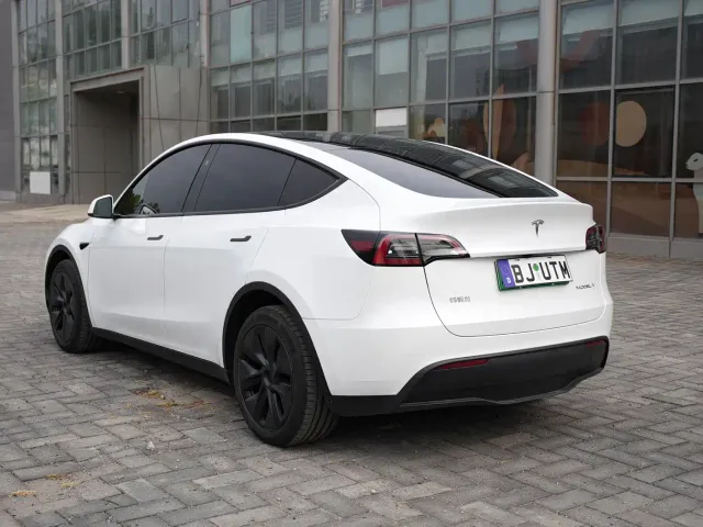 Tesla Model Y — Фото автомобиля 7