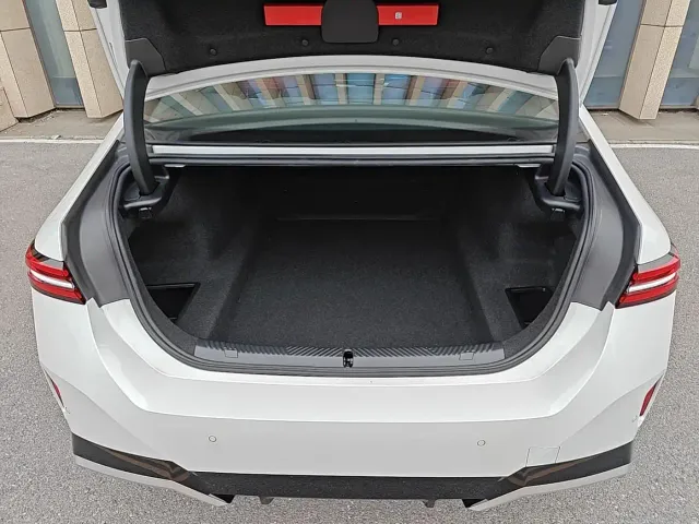 BMW 5 Series — Фото автомобиля 8