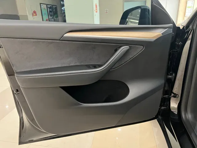 Tesla Model Y — Фото автомобиля 6
