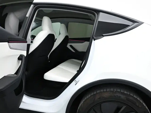 Tesla Model Y — Фото автомобиля 13