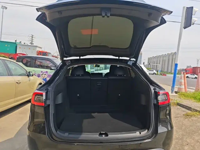 Tesla Model Y — Фото автомобиля 18