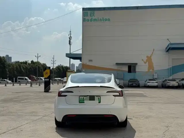 Tesla Model 3 — Фото автомобиля 22