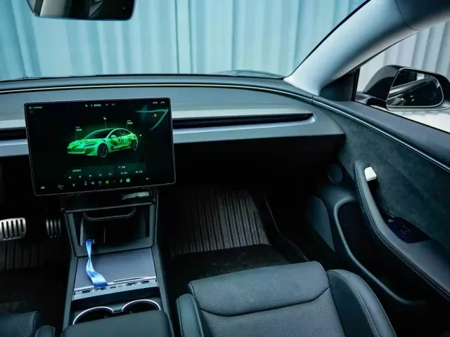 Tesla Model 3 — Фото автомобиля 6