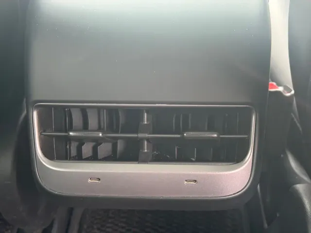 Tesla Model 3 — Фото автомобиля 10