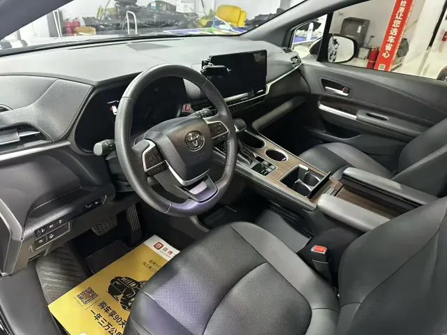 Toyota Sienna — Фото автомобиля 6