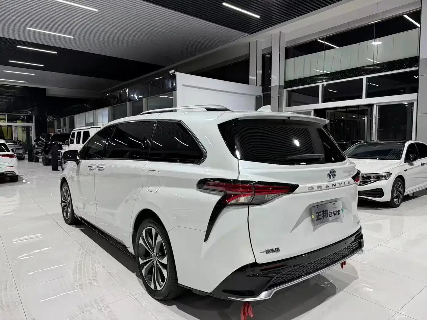 Toyota Granvia 2022 2.5L Hybrid Noble Edition — Фото автомобиля 5