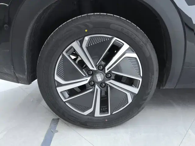 Geely Galaxy Starship 7 EM-i — Фото автомобиля 6
