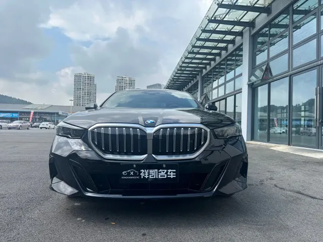 BMW 5 Series — Фото автомобиля 2