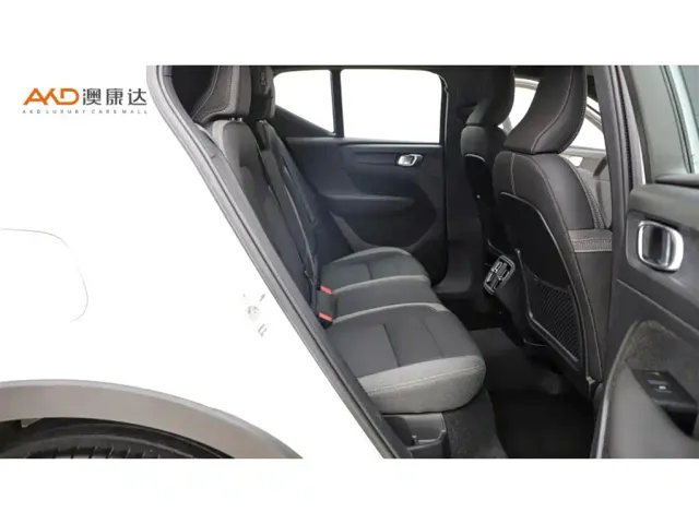 Volvo XC40 — Фото автомобиля 8