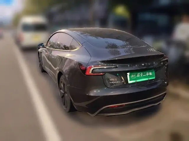 Tesla Model 3 — Фото автомобиля 4